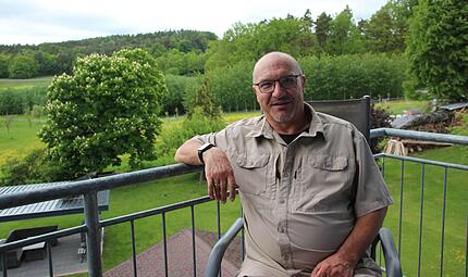 Knut Morgenroth auf dem Balkon seines Hauses in Schneckenlohe. Der ehemalige Bürgermeister blickt von dort aus auf die Pappelplantage, mit der die Gemeinde eine Senkung des Nitratgehalts im Boden anstrebt und nebenschnell nachwachsenden Rohstoff g... Knut Morgenroth auf dem Balkon seines Hauses in Schneckenlohe. Der ehemalige Bürgermeister blickt von dort aus auf die Pappelplantage, mit der die Gemeinde eine Senkung des Nitratgehalts im Boden anstrebt und nebenschnell nachwachsenden Rohstoff g...