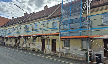 Ein Gerüst sichert den Gehweg entlang der "Gelben Häuser" in der Kronacher Kaulangerstraße Ein Gerüst sichert den Gehweg entlang der "Gelben Häuser" in der Kronacher Kaulangerstraße