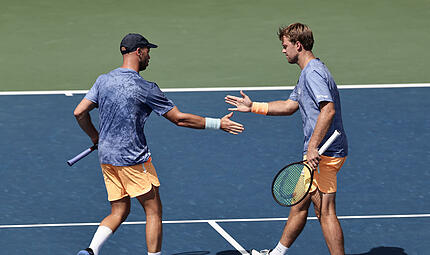 Kevin Krawietz (r.) und Tim Pütz stehen beim Masters-Turnier in Shanghai im Achtelfinale. Kevin Krawietz (r.) und Tim Pütz stehen beim Masters-Turnier in Shanghai im Achtelfinale.