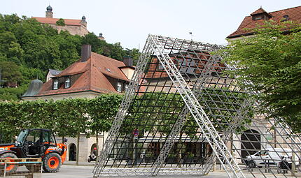 Bereit für das Spartan Race am Wochenende? Das A-Frame Cargo Netz steht bereits auf dem Kulmbacher EKU-Platz. Bereit für das Spartan Race am Wochenende? Das A-Frame Cargo Netz steht bereits auf dem Kulmbacher EKU-Platz.
