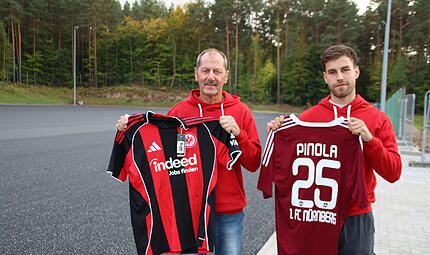 28 Trikots von Profivereinen versteigert der FC Baiersdorf in diesen Tagen, um Geld für den Bau seines Kunstrasenplatzes einzunehmen. Im Bild (von links) Vorsitzender Wolfgang Krauß und Social-Media-Beauftragter Marcel Gäbelein.Kunstrasenbau FC Baiersdorf 2026 28 Trikots von Profivereinen versteigert der FC Baiersdorf in diesen Tagen, um Geld für den Bau seines Kunstrasenplatzes einzunehmen. Im Bild (von links) Vorsitzender Wolfgang Krauß und Social-Media-Beauftragter Marcel Gäbelein.