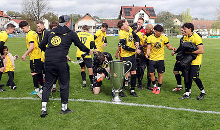 SV Merkendorf feiert Wiederaufstieg in die Kreisliga Nach zwei Abstiegen in Folge ist der SV Merkendorf wieder obenauf. Als Meister der Kreisklasse 2 kehrt das Team von Stefan Grasser direkt in die Kreisliga zurück.