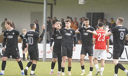 Florin Balan und Florian Seiler klatschen sich ab. Seiler steuerte zwei Tore zum 3:1-Sieg seines SC Sylvia Ebersdorf gegen den FC Strullendorf bei. Florin Balan und Florian Seiler klatschen sich ab. Seiler steuerte zwei Tore zum 3:1-Sieg seines SC Sylvia Ebersdorf gegen den FC Strullendorf bei.