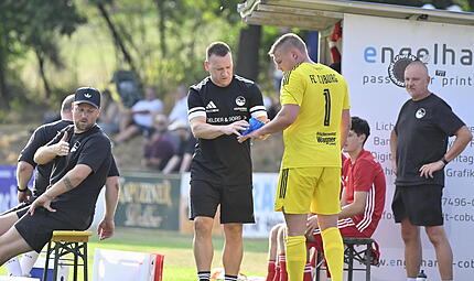 Der Coburger Co-Trainer Fritz Kühlenz kühlt die Hand von Keeper Luis Krempel. Der Stammtorwart fällt länger aus. Der Coburger Co-Trainer Fritz Kühlenz kühlt die Hand von Keeper Luis Krempel. Der Stammtorwart fällt länger aus.