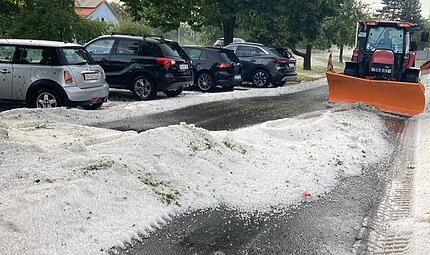 Der Schneeschieber kam im Burghausen zum Einsatz – wohl das erste Mal überhaupt im Juli. Der Schneeschieber kam im Burghausen zum Einsatz – wohl das erste Mal überhaupt im Juli.