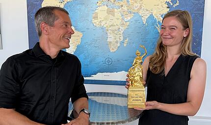 Laser Geschäftsführer Frank Brunnecker und Prokuristin Marie Schafnitzl der Evosys Laser GmbH präsentieren stolz die „Goldene Bavaria".
