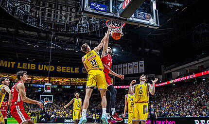 Daniel Keppeler (beim Dunking gegen Joe Wieskamp) glänzte vor zwei Wochen in Berlin mit elf Punkten und fünf Assists. Daniel Keppeler (beim Dunking gegen Joe Wieskamp) glänzte vor zwei Wochen in Berlin mit elf Punkten und fünf Assists.