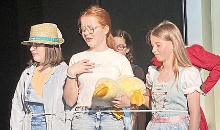 Die durch die goldene Gans verbundene Gruppe singt den Bremer Stadtmusikanten ein Liebeslied. Die durch die goldene Gans verbundene Gruppe singt den Bremer Stadtmusikanten ein Liebeslied.