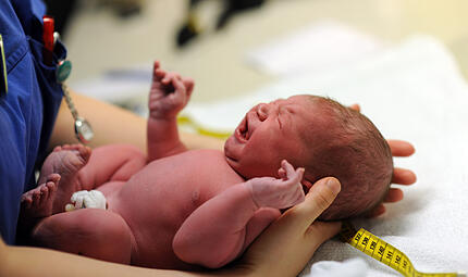 Vertrauliche Geburt: Baby direkt nach der Geburt Seit mehr als zehn Jahren gibt es die Möglichkeit der vertraulichen Geburt in Bamberg: Frauen können ihr Kind so anonym zur Welt bringen. In Bamberg unterstützt Betroffene unter anderem die Beratungsstelle für Schwangere „Donum Vitae Bamberg“.
