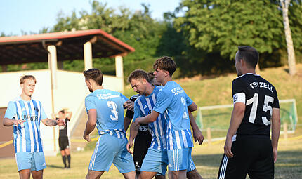 Die Knetzgauer jubeln nach dem 1:0-Führungstreffer von Julian Langer (Zweiter von rechts) im Pokalspiel bei den Sportfreunden Steinbach.Ryan Evans Die Knetzgauer jubeln nach dem 1:0-Führungstreffer von Julian Langer (Zweiter von rechts) im Pokalspiel bei den Sportfreunden Steinbach.Ryan Evans