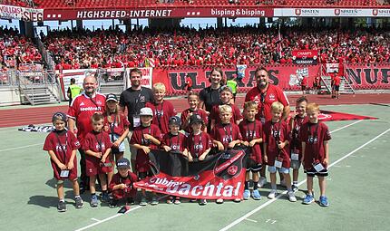 Vor der Kurve im Max-Morlock-Stadion: Die Fahnenkinder der Clubfreunde Trubachtal. Für Lea Dresel (3. v.l.) war es ein cooles Erlebnis. Vor der Kurve im Max-Morlock-Stadion: Die Fahnenkinder der Clubfreunde Trubachtal.