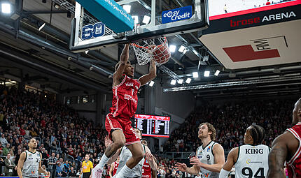 Demarcus Demonia bei seiner Lieblingsbeschäftigtung, den Stopfball. Die Trierer um Marco Hollersbacher und George King können nur staunen. Demarcus Demonia bei seiner Lieblingsbeschäftigtung, den Stopfball. Die Trierer um Marco Hollersbacher und George King können nur staunen.