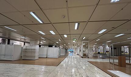 Plötzlich wieder Licht im ehemaligen Kaufhof in CoburgPlötzlich wieder Licht im ehemaligen Kaufhof in Coburg Die Architektur-Ausstellung ist hauptsächlich im vorderen Bereich (Richtung Mohrenstraße) aufgebaut. Der hintere Bereich (Richtung Badergasse) lädt aber zum Bummeln sowie Erinnern an alte Kaufhof-Zeiten ein.