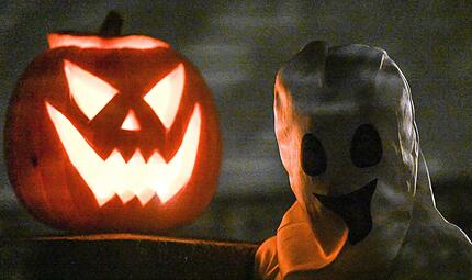 Halloween ist das Fest des Grusels. Für die Polizei die Nacht der Einsätze. Halloween ist das Fest des Grusels. Lokale Schauermärchen und True-Crime-Fälle aus Erlangen und Erlangen-Höchstadt bieten Gelegenheit dazu. (Symbolbild)