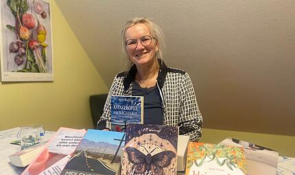 Ayla Richter Ayla Richter liebt Bücher. Seit ihrer Kindheit ist sie eine begeisterte Leseratte – und hat sich mit ihrem eigenen Preis für weibliche Autorinnen einen langgehegten Jugendtrum erfüllt.