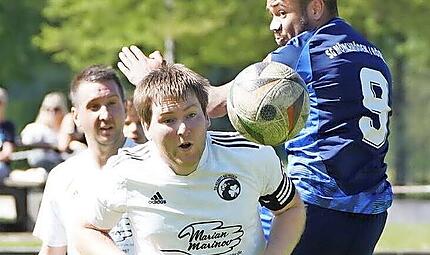 Tobias Hofmann (weiß), hier im Trikot der ehemaligen SG Heldritt/Bad Rodach, war der goldene Schütze zum 1:0 gegen Sonnefeld. Tobias Hofmann (weiß), hier im Trikot der ehemaligen SG Heldritt/Bad Rodach, war der goldene Schütze zum 1:0 gegen Sonnefeld.