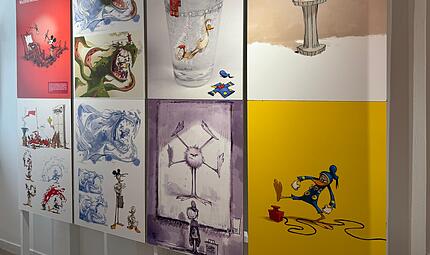 „Enten, die sich in Raketen retten“ heißt die Ausstellung, die sich dem Werk des Künstlers Florian Satzinger widmet – eine von mehreren beim Comicsalon in Erlangen. „Enten, die sich in Raketen retten“ heißt die Ausstellung, die sich dem Werk des Künstlers Florian Satzinger widmet – eine von mehreren beim Comicsalon in Erlangen.