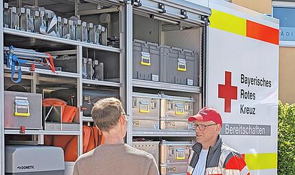 Viele BRKler waren beim Tag der offenen Tür im Einsatz und erklärten den Besuchern die vielfältigen Fahrzeuge. Viele BRKler waren beim Tag der offenen Tür im Einsatz und erklärten den Besuchern die vielfältigen Fahrzeuge.