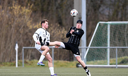 Bennett Blumenröder und der TSV Knetzgau (rechts) trotzten Schammelsdorf ein 2:2 ab. Bennett Blumenröder und der TSV Knetzgau (rechts) trotzten Schammelsdorf ein 2:2 ab.
