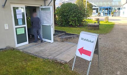 Wahllokal Bad Brückenau: Musikschule. Wahllokal Bad Brückenau: Musikschule. Immer wieder kommen Wählerinnen und Wähler.