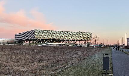Adidas Herzogenaurach Adidas hat sich gegen den ursprünglichen Streckenverlauf der StUB gewehrt, darum soll die Straßenbahn um den Unternehmenscampus herumgeführt werden.