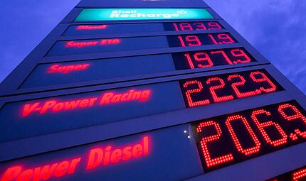 Spritpreise leuchten auf der Anzeigetafel einer Tankstelle in der Region. Der Krieg im Nahen Osten lässt die Preise exploodieren – und die Regierung scheint dagegen keine Bremse zu finden. Spritpreise leuchten auf der Anzeigetafel einer Tankstelle in der Region. Der Krieg im Nahen Osten lässt die Preise exploodieren – und die Regierung scheint dagegen keine Bremse zu finden.