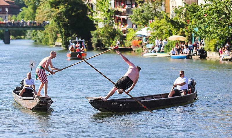 Sandkerwa FischerstechenSandkerwa 2026 - warum Gäste aus der ganzen Welt kommen Der Höhepunkt am Sonntag zur Sandkerwa: Aufmarsch und 72. Fischerstechen auf der Regnitz.