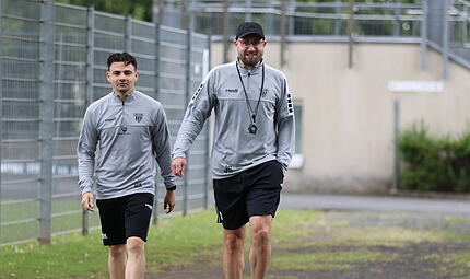Jan Gernlein im Interview vor dem Regionalliga-Start des FC Schweinfurt Alles aus Liebe? Jan Gernlein ist nach knapp vier Spielzeiten beim FC Eintracht Bamberg zurück in Schweinfurt. Eine Konstante im Trainerteam des FC 05 Schweinfurt bleibt Marcel Kühlinger (links).