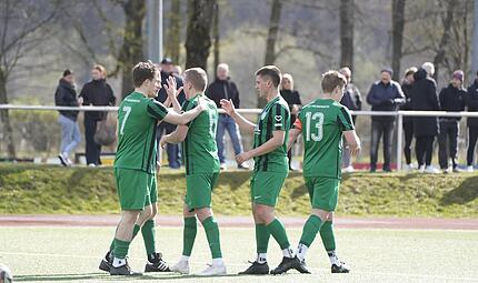 Gut gemacht: Der TSV Neukenroth hat am vergangenen Spieltag den TSV Mönchröden II auf sehr effektive Weise besiegt. Gut gemacht: Der TSV Neukenroth hat am vergangenen Spieltag den TSV Mönchröden II auf sehr effektive Weise besiegt.