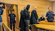 Auf dem Weg zur Anklagebank: Mit Fußfessel ist der 22-jährige Beschuldigte (Mitte) am Montag in den Gerichtssaal des Würzburger Landgerichts geführt worden. Auf dem Weg zur Anklagebank: Mit Fußfessel ist der 22-jährige Beschuldigte (Mitte) am Montag in den Gerichtssaal des Würzburger Landgerichts geführt worden.