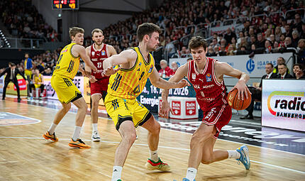 Spielten beide überragend: Der Bamberger Richard Balint (rechts) und Alba-Guard Jonas Mattiseck. Spielten beide überragend: Der Bamberger Richard Balint (rechts) und Alba-Guard Jonas Mattiseck.