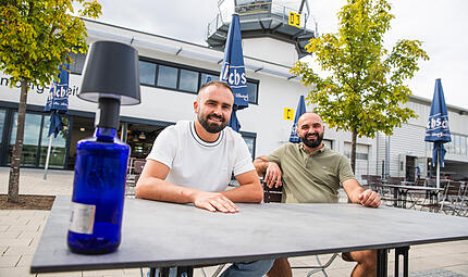 „Pizzeria & Ristorante Aurélio“ Arsen (links) und Aurel Jolla betreiben das neue Restaurant „Pizzeria & Ristorante Aurélio“ am Flugplatz in der Zeppelinstraße.