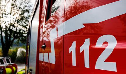 Ein Feuerwehrfahrzeug steht am Einsatzort (Symboldbild). Wegen vorsätzlicher Brandstiftung muss sich ein 21-Jähriger vor dem Landgericht Coburg verantworten. Ein Feuerwehrfahrzeug steht am Einsatzort (Symboldbild). Wegen vorsätzlicher Brandstiftung muss sich ein 21-Jähriger vor dem Landgericht Coburg verantworten.