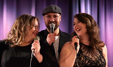 Claudia Zirnsack, Johannes Pflaum und Nathalie Bauer (v. l.) treten beim Open-Air in Schloss Jägersburg auf. Claudia Zirnsack, Johannes Pflaum und Nathalie Bauer (v. l.) treten beim Open-Air in Schloss Jägersburg auf.