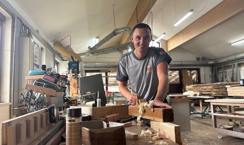 Ausbildungsstart: Kilian Wegner Hobeln, Leimen, Zeichnen: Als Schreinerlehrling werden Kilian Wegner unterschiedliche Aufgaben zuteil. Er absolviert seine Ausbildung im Theisenorter Traditionsbetrieb Schneider.