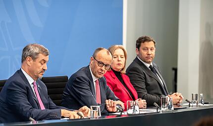 Bayerns Ministerpräsident Markus Söder (CSU, l.) geht es bei den Reformen der Bundesregierung nicht schnell genug. Er fordert von Kanzler Merz (CDU, 2. v. l.) und den SPD-Vorsitzenden Bärbel Bas und Lars Klingbeil mehr Tempo. Bayerns Ministerpräsident Markus Söder (CSU, l.) geht es bei den Reformen der Bundesregierung nicht schnell genug. Er fordert von Kanzler Merz (CDU, 2. v. l.) und den SPD-Vorsitzenden Bärbel Bas und Lars Klingbeil mehr Tempo.