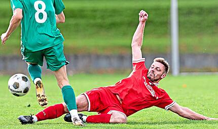 Grätsche gegen den Großbardorfer Rittweger Dominik Rippsein grätscht gegen den Großbardorfer Leon Rittweger zum Ball.