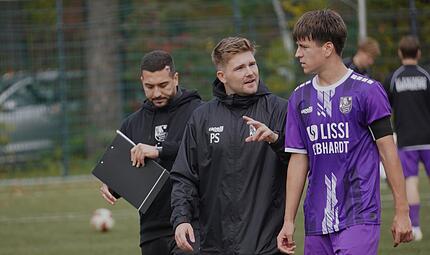 FC Eintracht: Patrick Sulewski kurz Trainer der U19 Patrick Sulewski (Mitte) führte die Bamberger U19 um Kapitän Mykhailo Yakovliev ins Heimspiel gegen Illertissen. Mit dabei: Co-Trainer Saverio Calo (hinten).
