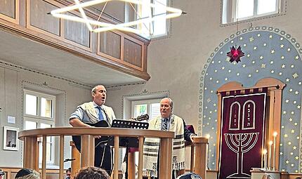 Rabbi Yaron Kapitulnik (l.) und Robert Snedeker (r.) bei der Bar Mizwa in der Synagoge Ermreuth.Forchheim & Fränkische Schweiz Rabbi Yaron Kapitulnik (l.) und Robert Snedeker (r.) bei der Bar Mizwa in der Synagoge Ermreuth.Forchheim & Fränkische Schweiz