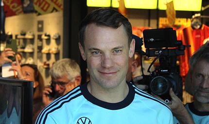 Bei uns gibt es das Video zur Autogrammstunde mit Nationaltorhüter Manuel Neuer in Herzogenaurach. Bei uns gibt es das Video zur Autogrammstunde mit Nationaltorhüter Manuel Neuer in Herzogenaurach.