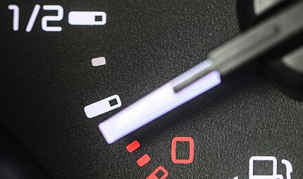 Selbst die gelehrtesten Köpfe sind uneins, ob die Ölkonzerne in Krisenzeiten tatsächlich über die Maßen an der Preisschraube drehen und so die Kundschaft ausnehmen. In Wahrheit geht es wie so oft um Symbolpolitik. Selbst die gelehrtesten Köpfe sind uneins, ob die Ölkonzerne in Krisenzeiten tatsächlich über die Maßen an der Preisschraube drehen und so die Kundschaft ausnehmen. In Wahrheit geht es wie so oft um Symbolpolitik.