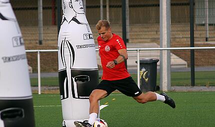 Am Samstag werden die Gegner von Leon Holzheid sicher beweglicher agieren, als die Trainingspuppe auf dem Kunstrasenplatz des FC Lichtenfels. Am Samstag werden die Gegner von Leon Holzheid sicher beweglicher agieren, als die Trainingspuppe auf dem Kunstrasenplatz des FC Lichtenfels.