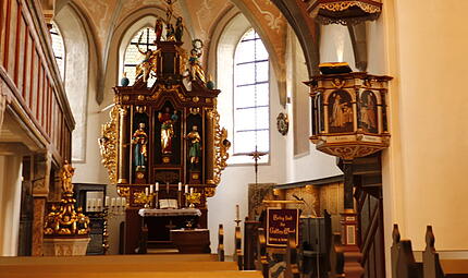 Allein nach der Reinigung leuchten Altar, Kanzel und Taufsteinaufsatz im Chorraum wieder. Allein nach der Reinigung leuchten Altar, Kanzel und Taufsteinaufsatz im Chorraum wieder.