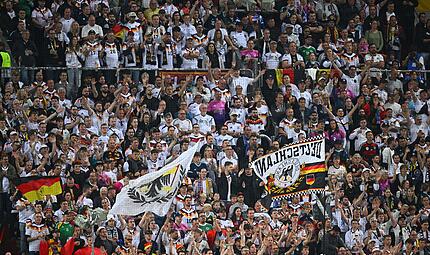 Fast 30.000 Zuschauer im Stadion, fast 11 Millionen an den TV-Geräten. Doch zu sehen war bei Deutschland gegen Griechenland nicht alles. Fast 30.000 Zuschauer im Stadion, fast 11 Millionen an den TV-Geräten. Doch zu sehen war bei Deutschland gegen Griechenland nicht alles.