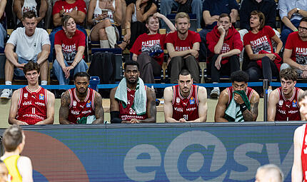 Bediente Bamberger (von links): Richard Balint, Cobe Williams, EJ Onu, Daniel Keppeler, Ibi Watson und Zach Ensminger. Bediente Bamberger (von links): Richard Balint, Cobe Williams, EJ Onu, Daniel Keppeler, Ibi Watson und Zach Ensminger.