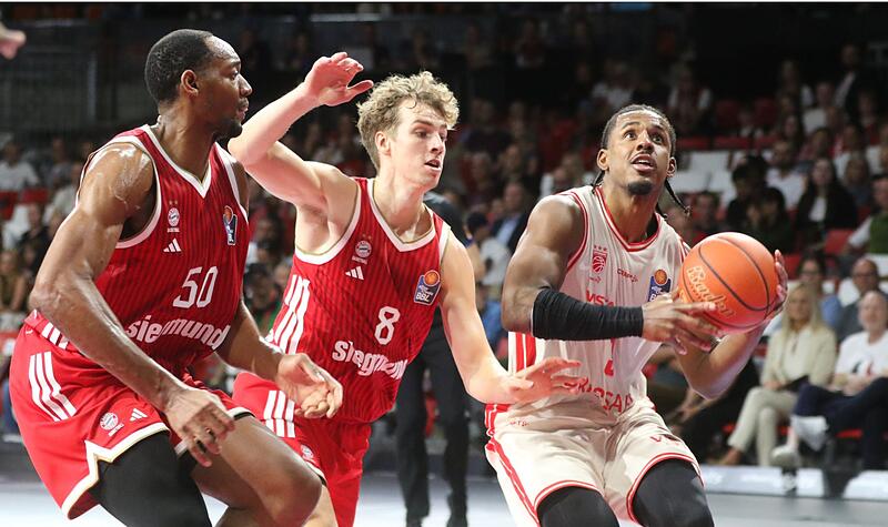Jordan Wright (am Ball, im Duell mit den Bayern-Akteuren Tobias Jensen und Austin Wiley) war mit 16 Punkten Bamberger Topscorer. Jordan Wright (am Ball, im Duell mit den Bayern-Akteuren Tobias Jensen und Austin Wiley) war mit 16 Punkten Bamberger Topscorer.