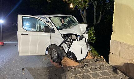 Kleintransporter kracht im Kreis Coburg gegen Hauswand - alle Insassen verletzt Kleintransporter kracht im Kreis Coburg gegen Hauswand - alle Insassen verletzt