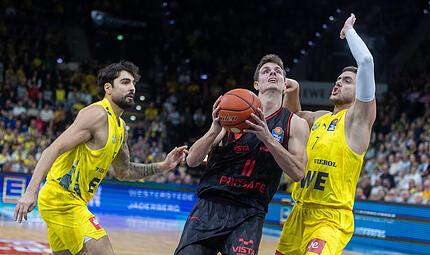 Richard Balint (mit Ball) zieht am Oldenburger Stefan Momirov vorbei. Richard Balint (mit Ball) zieht am Oldenburger Stefan Momirov vorbei.