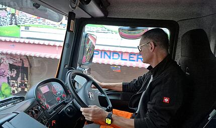 Thomas Engelhardt kehrt seit rund 30 Jahren die Hofwiese. Thomas Engelhardt kehrt seit rund 30 Jahren die Hofwiese.