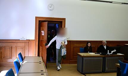 Landgericht Bamberg Einbruch Juwelier Böhnlein Bande Polen Der Angeklagte aus Polen betritt den Gerichtsaal in Fußfesseln und in Begleitung zweier Polizisten